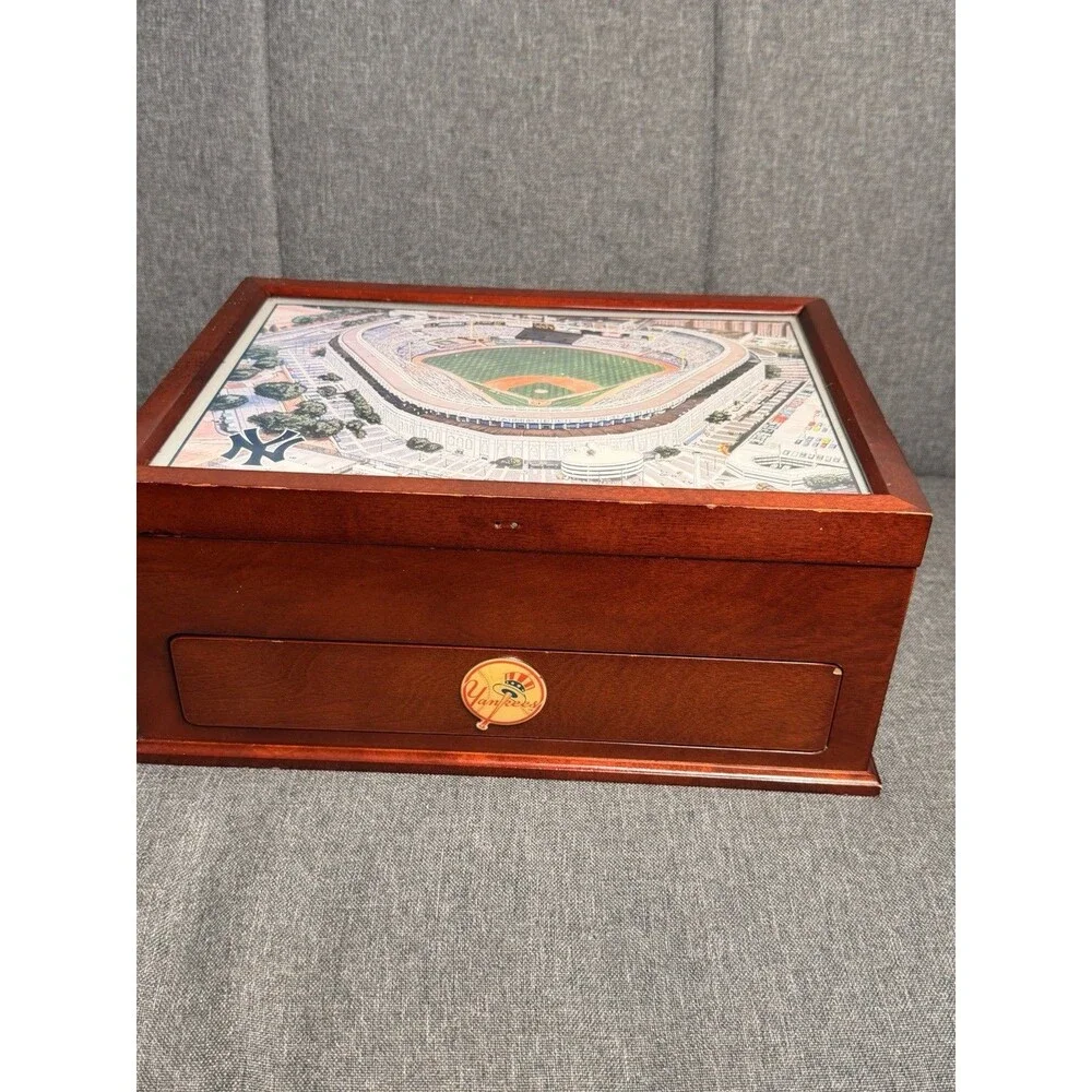 Danbury Mint NY Yankees 2004 Wood Valet Box with Lined Drawer MLB Collectible